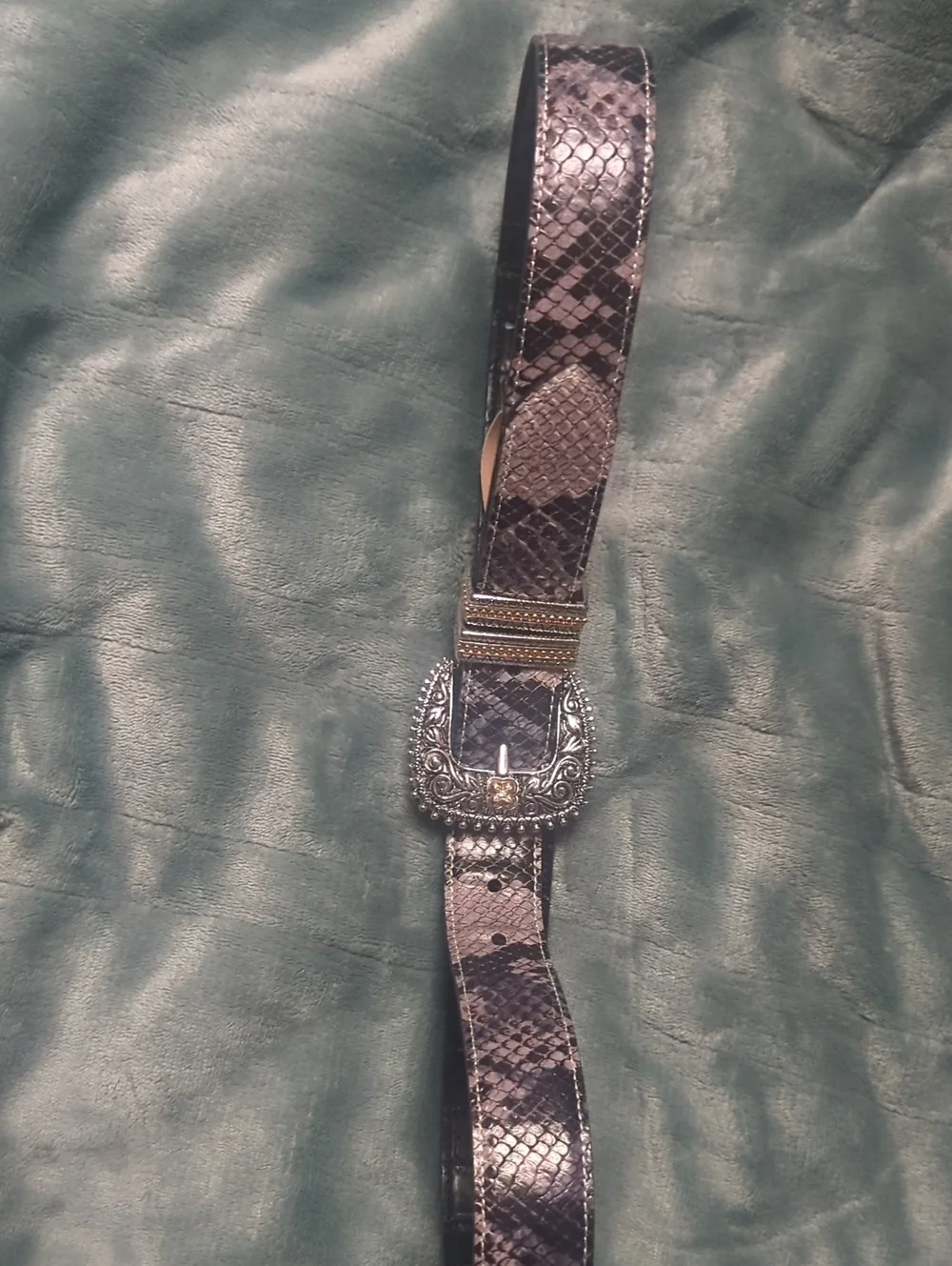 74-Women's Snake-Print Leather Belt w/Ornate Silver Buckle. Small size.